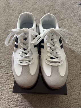 NWT Outwoods white with black sneaker size 10 with box